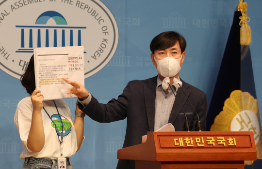 국민의힘 대선 예비후보인 하태경 의원이 27일 국회 소통관에서 코로나19 군 집단면역 정책실험 관련 기자회견을 하고 있다.  연합뉴스